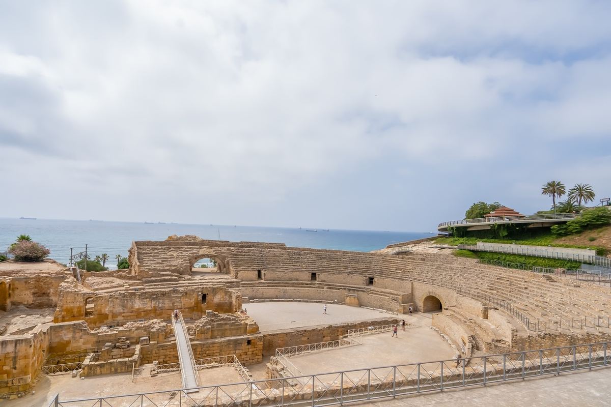Amfiteatre romà de Tàrraco junto al mar Mediterráneo.