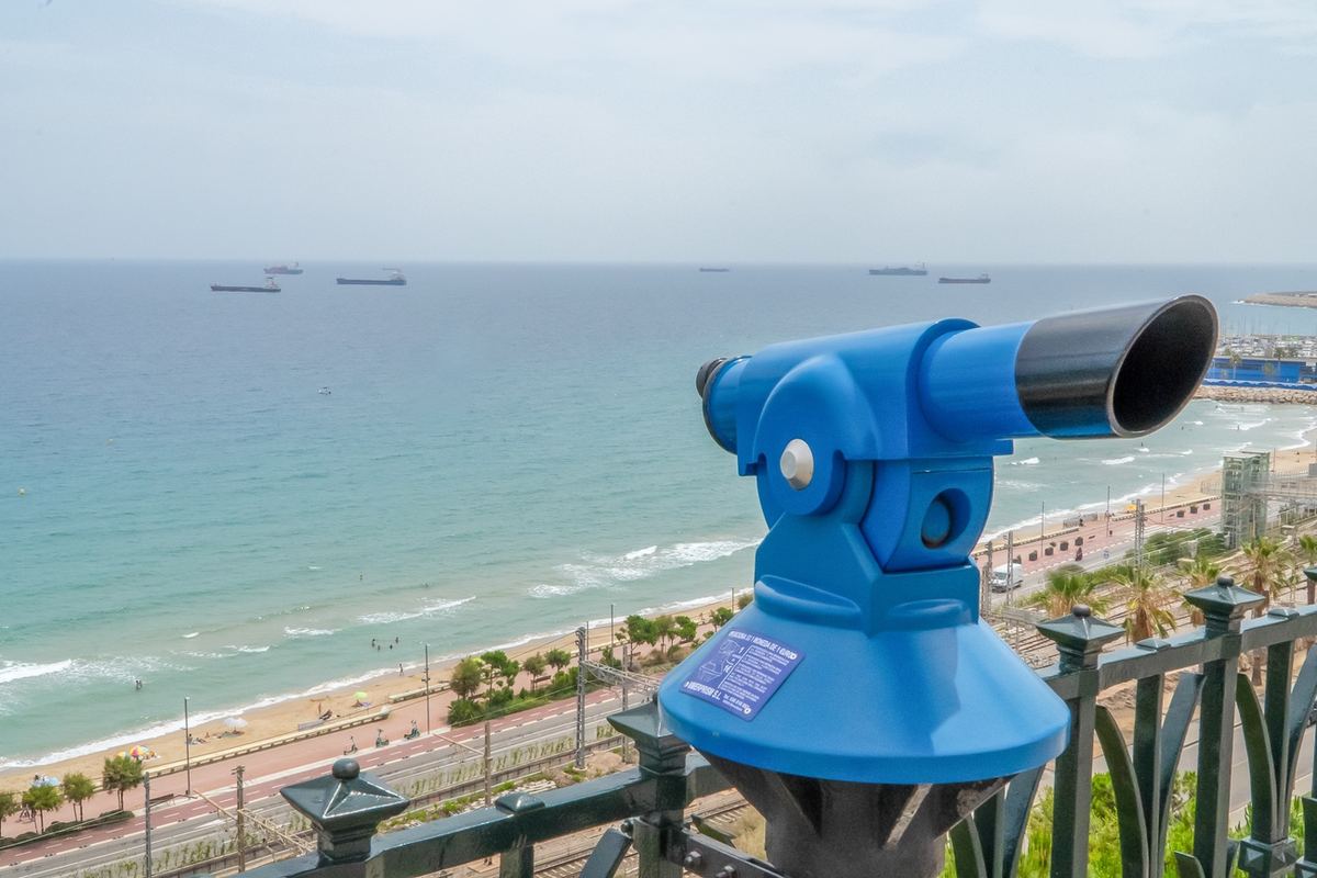 Telescopio del Balcó del Mediterrani orientado a la playa del Miracle.