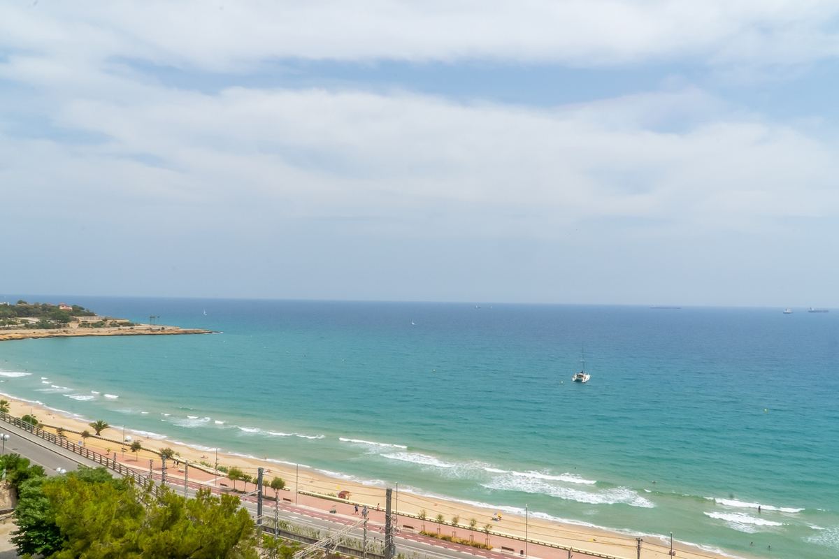 Playa del Miracle y la costa de Tarragona desde el Balcó del Mediterrani.