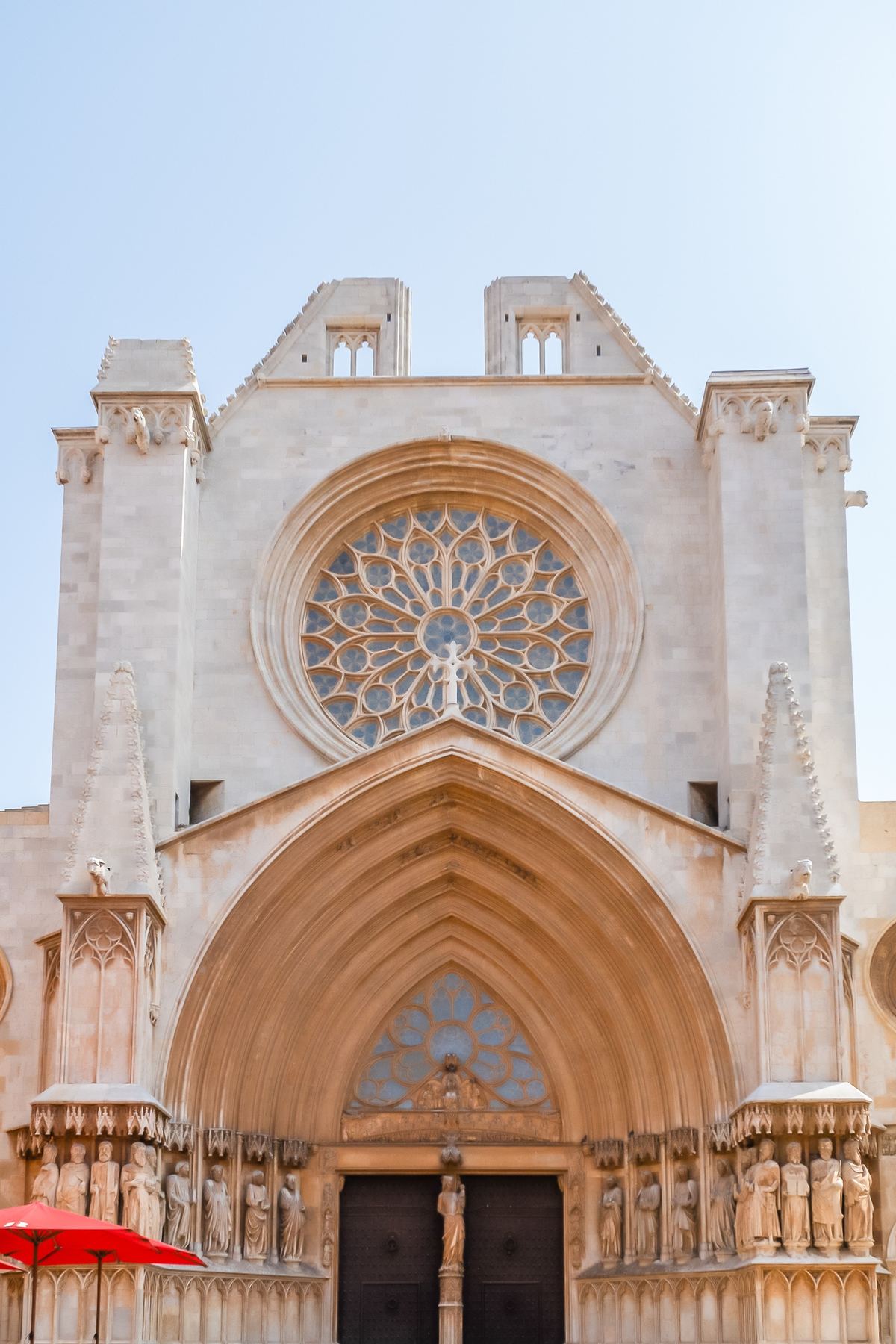 Fachada gótica de la Catedral de Tarragona con su gran rosetón.