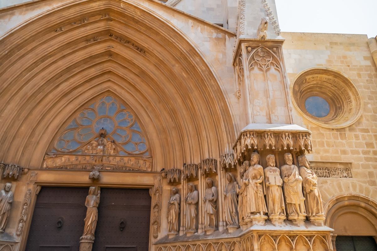 Portada gótica de la Catedral con los apóstoles esculpidos en piedra.