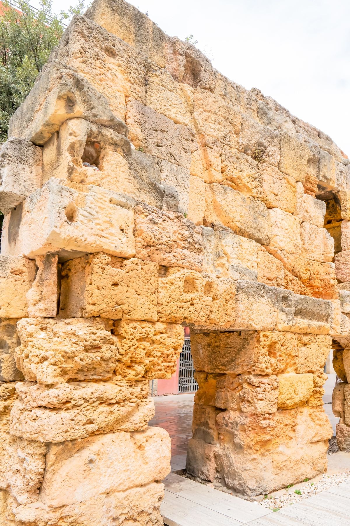 Muro de grandes sillares de la muralla romana de Tarragona.
