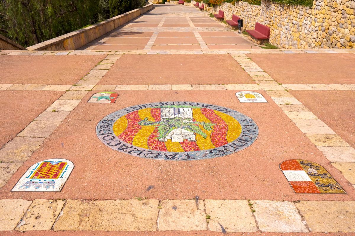 Passeig arqueològic junto a la muralla romana de Tarragona.