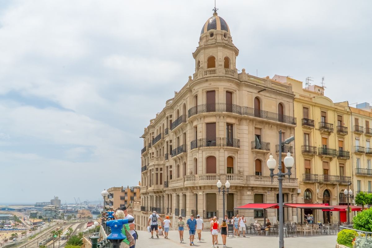 Edificio modernista al final de la Rambla Nova de Tarragona.