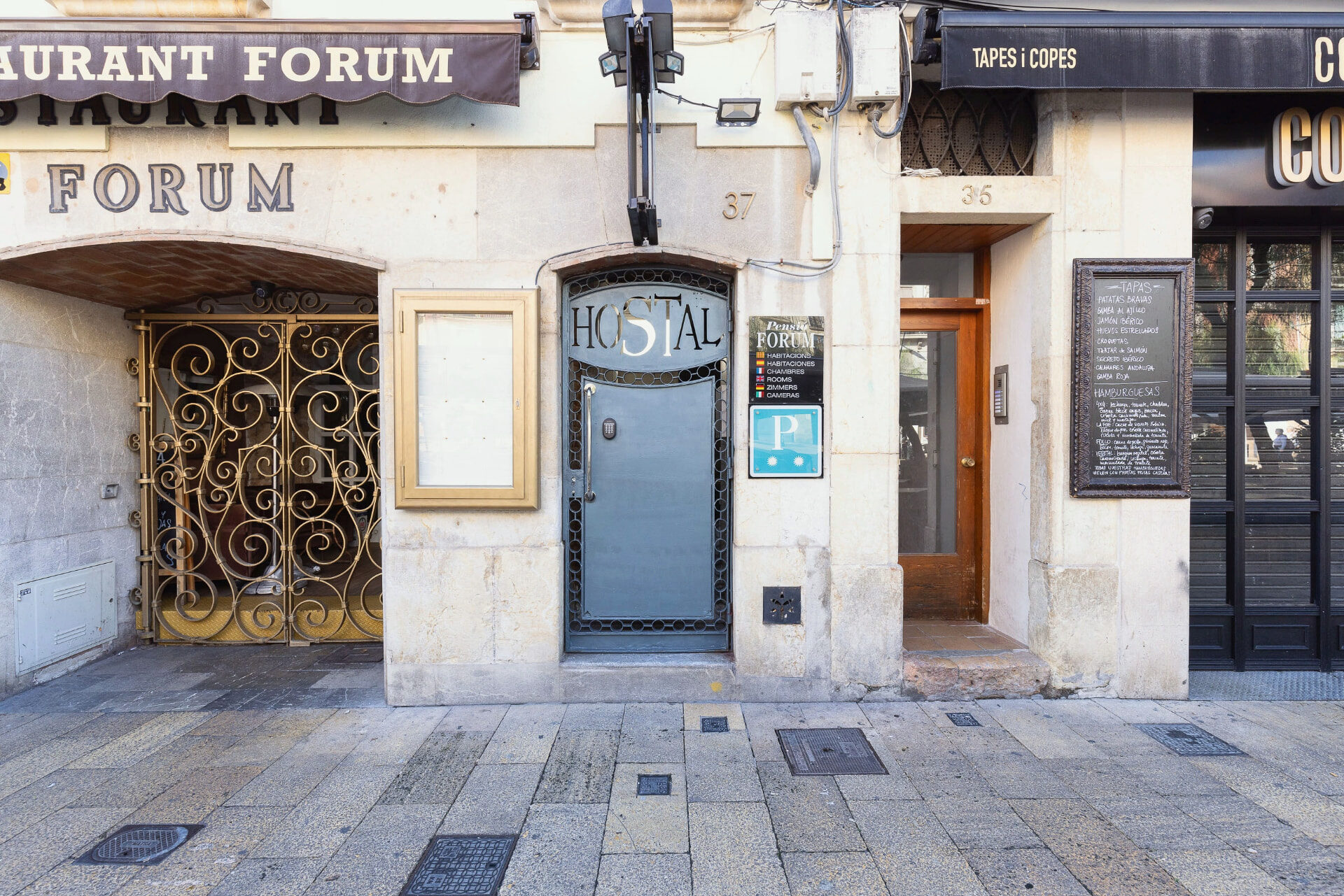 Puerta de entrada del Hostal Forum en la Plaça de la Font 37 de Tarragona.