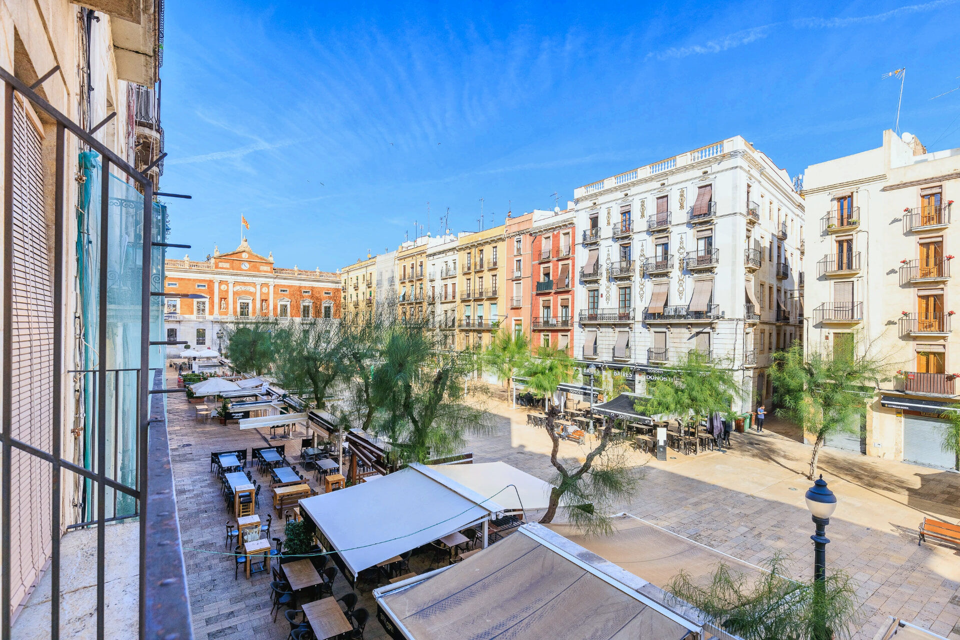 Vista de la Plaça de la Font y el Ayuntamiento desde un balcón del hostal.